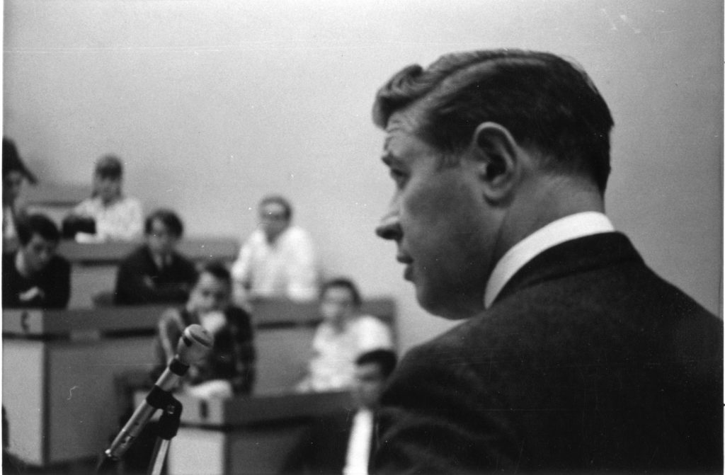 Former Milwaukee mayor visiting a law class.